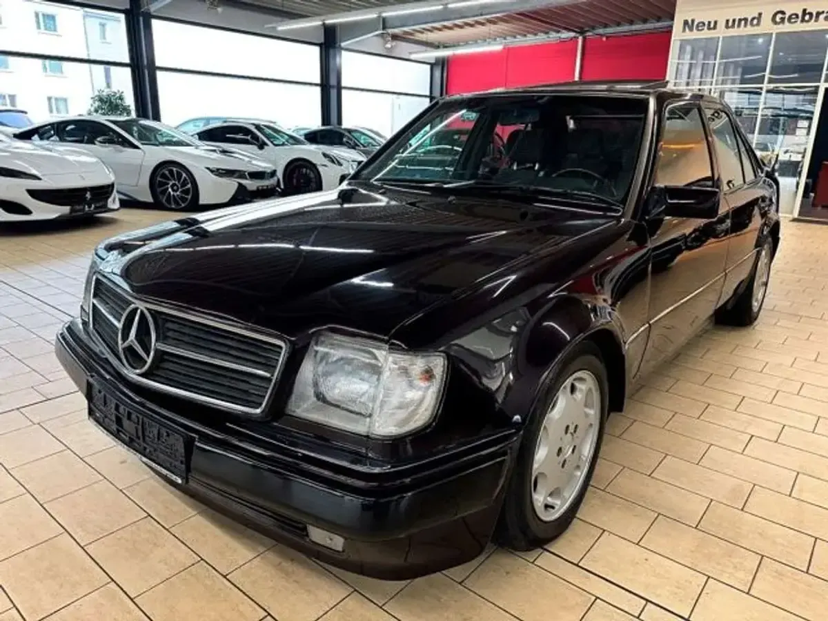 Używany Mercedes E500 326 KM (239 kW) 1991 Purpurowy Sedan/Limuzyna