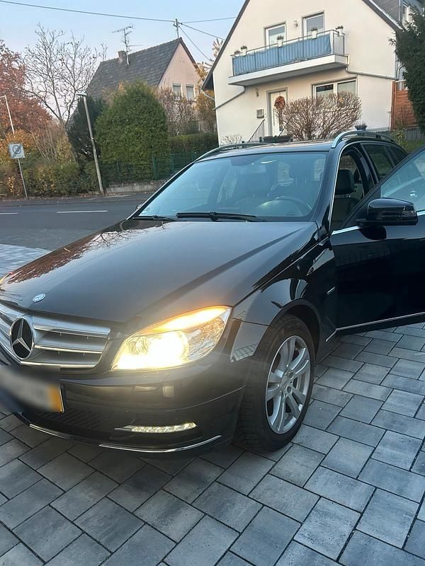 Schwarz Gebraucht 2011 Mercedes C220 Avantgarde Kombi | 5.499 € (Guter Preis) - Bild 1/4