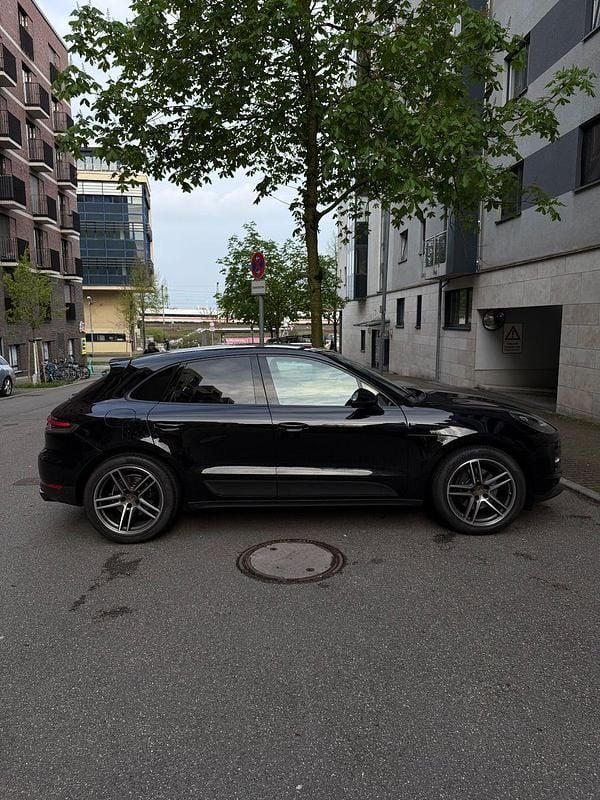 Second-hand Porsche Macan 245 CP (180 kW) 2021 Negru SUV
