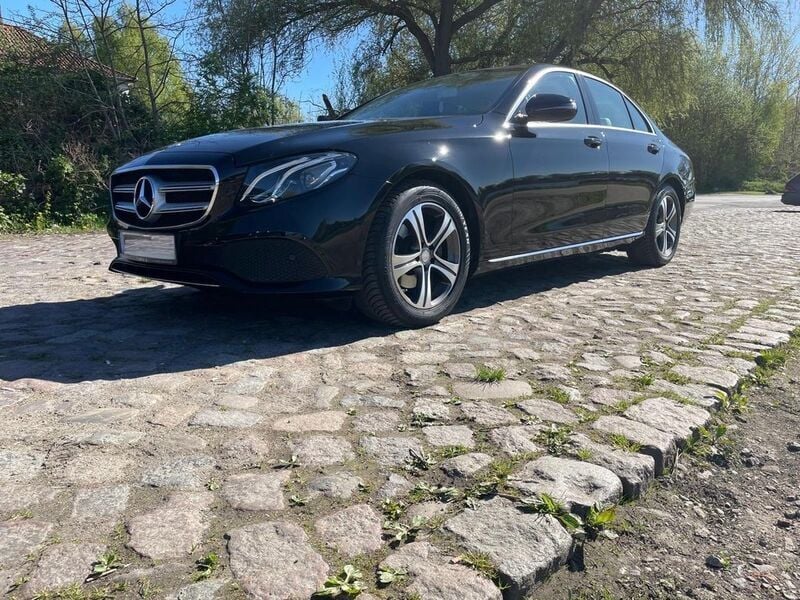 Schwarz Gebraucht 2018 Mercedes E200 Limousine | 24.990 € (Superpreis) - Bild 1/4
