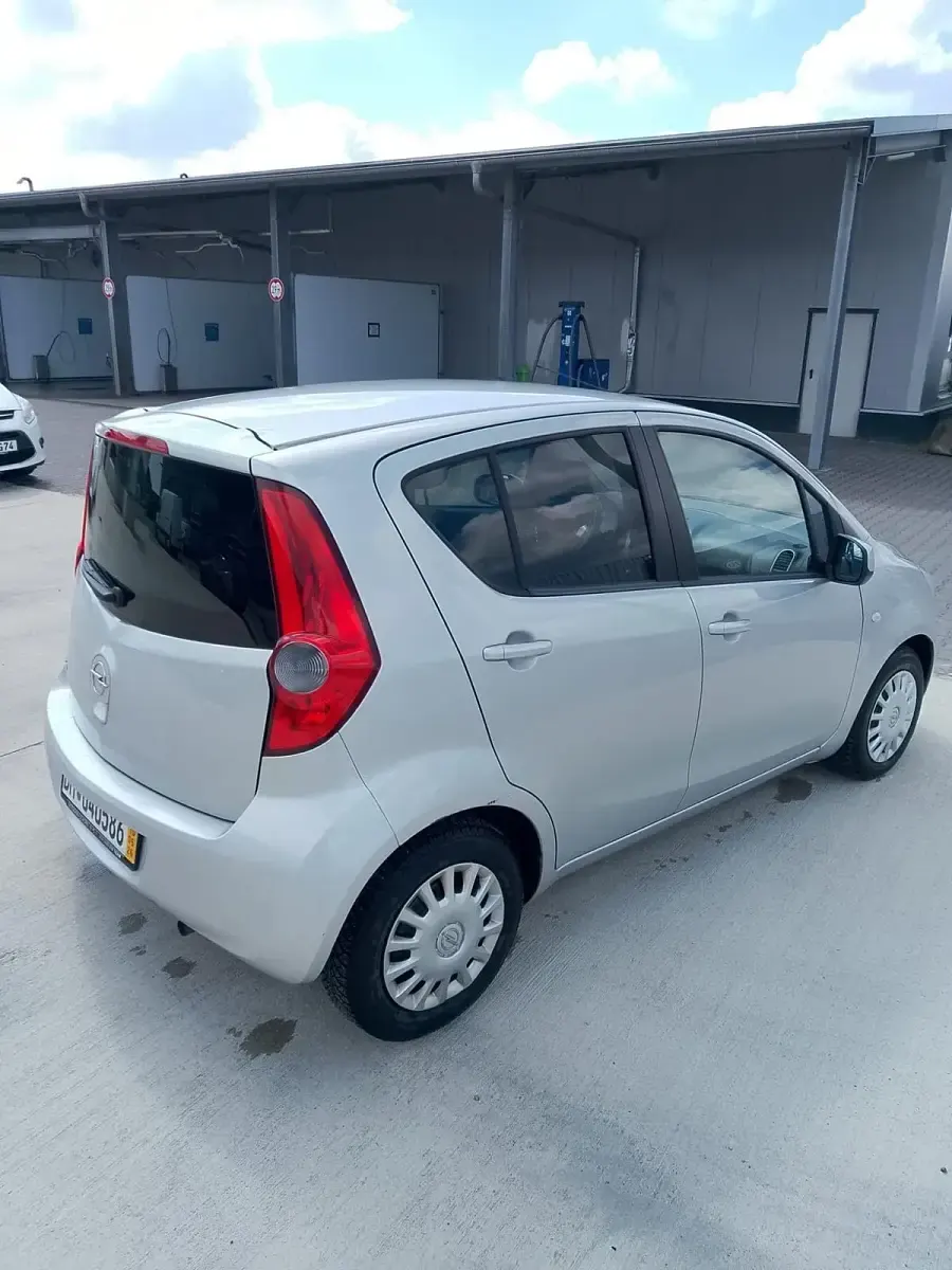 Gebraucht Opel Agila 69 PS (50 kW) 2011 Silber Kleinwagen