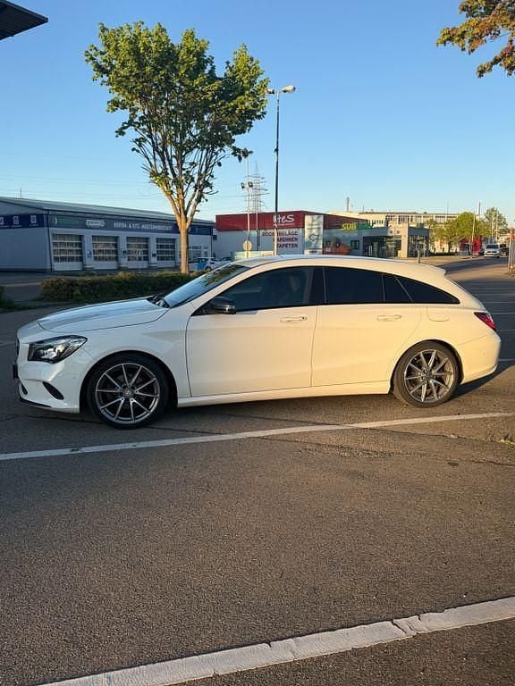 Gebraucht Mercedes CLA220 Shooting Brake 177 PS (130 kW) 2016 Weiß Kombi
