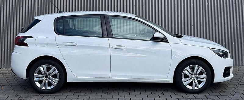 Gebraucht Peugeot 308 Active 131 PS (96 kW) 2021 Weiß Kleinwagen