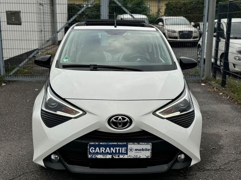 Weiß Gebraucht 2020 Toyota Aygo x-sky Kleinwagen | 9.449 € (Guter Preis) - Bild 1/4