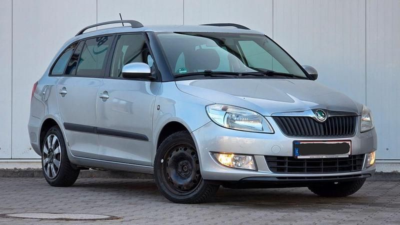 Silber Gebraucht 2012 Skoda Fabia Ambition Kombi | 3.980 € (Guter Preis) - Bild 1/4