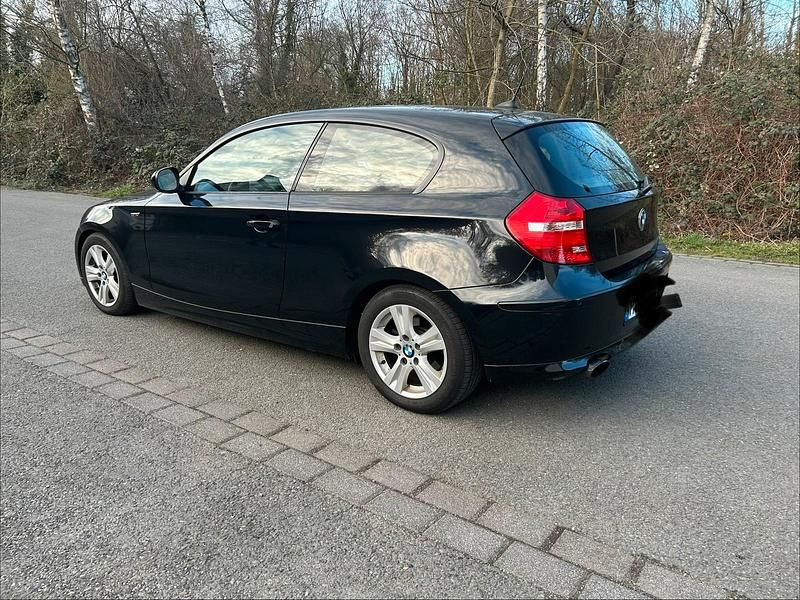 Gebraucht BMW 116 122 PS (89 kW) 2011 Schwarz Kleinwagen
