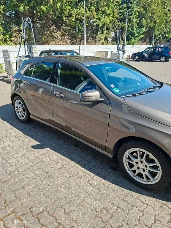 Gebraucht Mercedes A180 Urban 122 PS (89 kW) 2013 Braun Kleinwagen