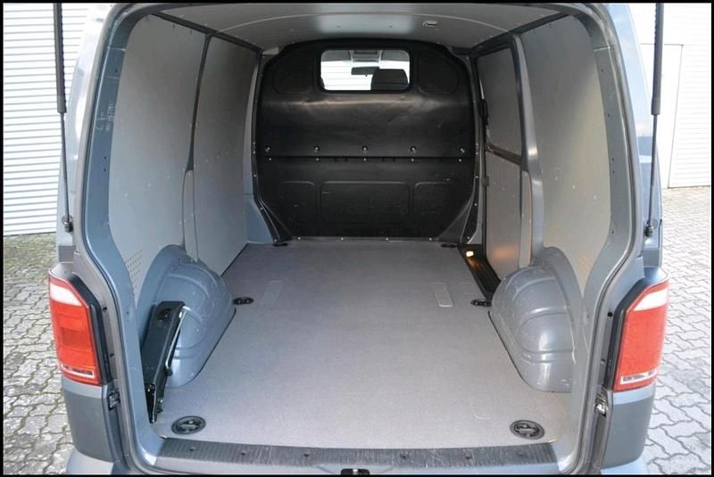 Gebraucht VW Transporter 102 PS (75 kW) 2019 Grau Van