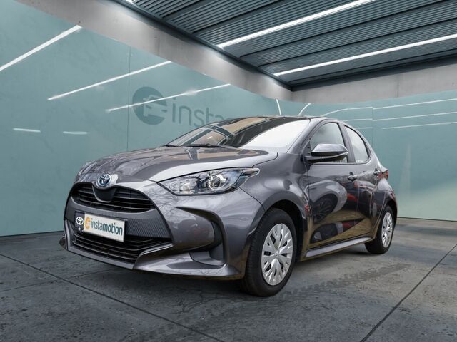 Grau Gebraucht 2021 Toyota Yaris Hybrid Kleinwagen | 20.589 € (Etwas zu teuer) - Bild 1/2