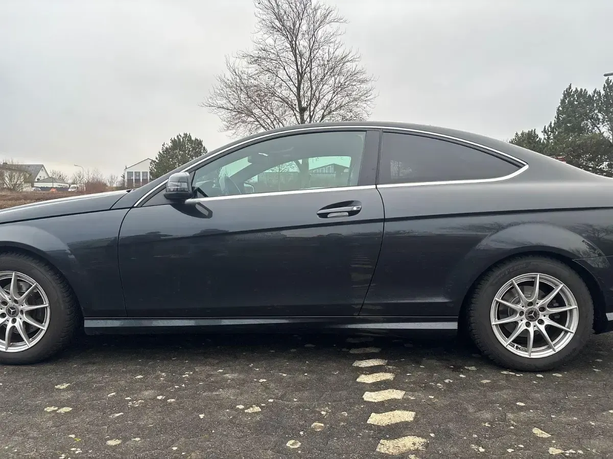 Gebraucht Mercedes C180 156 PS (114 kW) 2012 Schwarz Coupé
