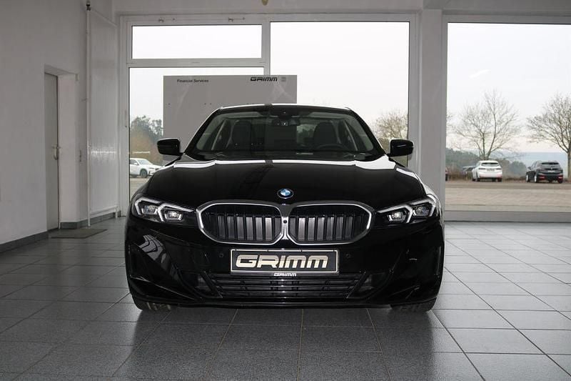 Black sapphire metallic (metallic) Gebraucht 2024 BMW 318 Limousine | 33.980 € (Fairer Preis) - Bild 1/4