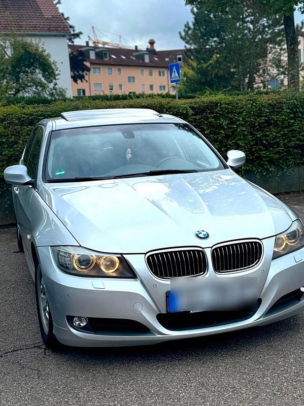 Grau Gebraucht 2010 BMW 325 Limousine | 11.500 € (Fairer Preis) - Bild 1/4