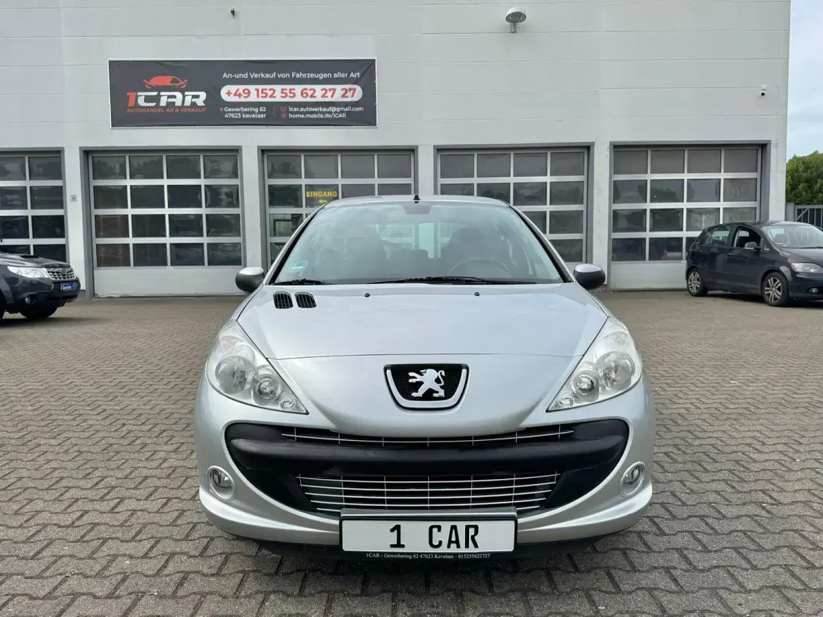 Gebraucht Peugeot 206+ 73 PS (53 kW) 2012 Silber Kleinwagen