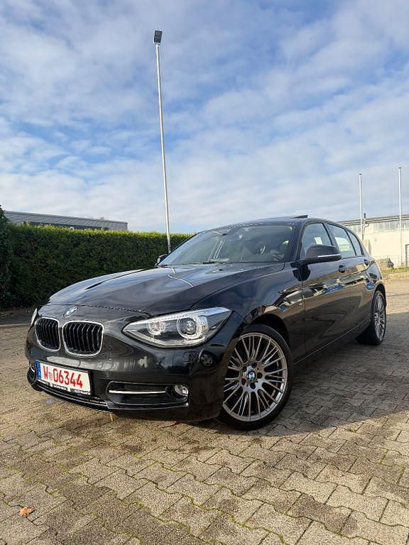 Schwarz Gebraucht 2013 BMW 116 Sport Line Kleinwagen | 7.990 € (Fairer Preis) - Bild 1/4