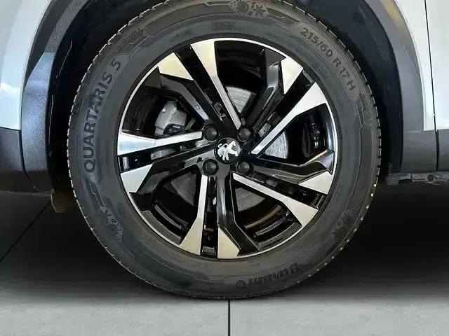 Gebraucht Peugeot e-2008 Allure 100 kW (136 PS) 2022 Weiß perlglänzend (metallic) SUV