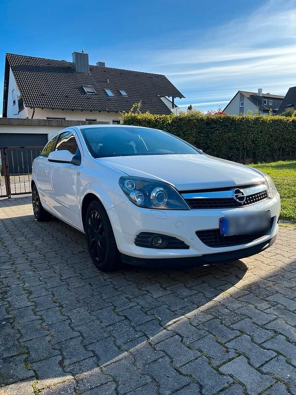 Weiß Gebraucht 2008 Opel Astra GTC Coupé | 1.800 € (Fairer Preis) - Bild 1/4