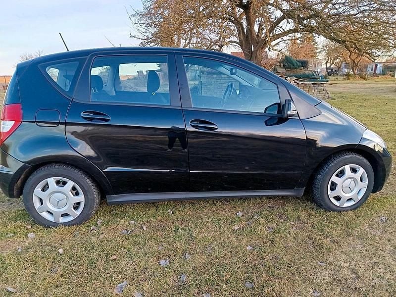 Käytetty Mercedes 180 2011 Musta Sedan