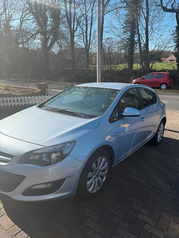Gebraucht Opel Astra 131 PS (96 kW) 2014 Silber Limousine