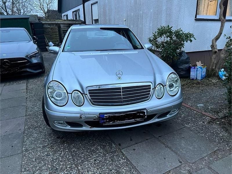 Silber Gebraucht 2005 Mercedes E200 Classic Limousine | 4.800 € (Guter Preis) - Bild 1/4