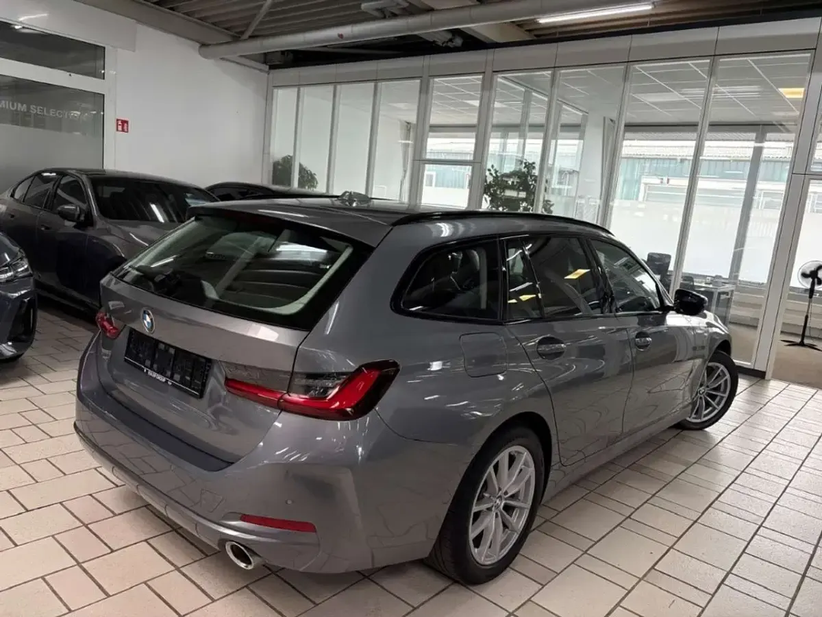 Gebraucht BMW 320 190 PS (139 kW) 2022 Skyscraper grau metallic Kombi