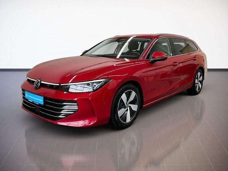 Gebraucht VW Passat Elegance 150 PS (110 kW) 2025 Chilirot metallic Kombi
