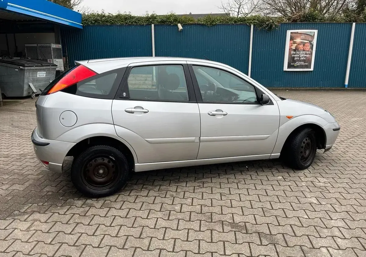 Gebraucht Ford Focus 115 PS (84 kW) 2002 Silber Limousine