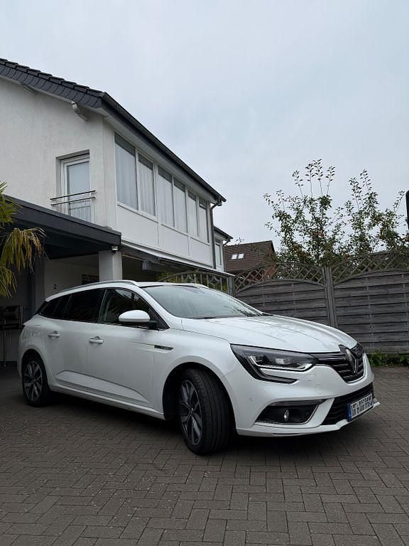 Weiß Gebraucht 2016 Renault Mégane III Bose Edition Limousine | 8.899 € (Etwas zu teuer) - Bild 1/4