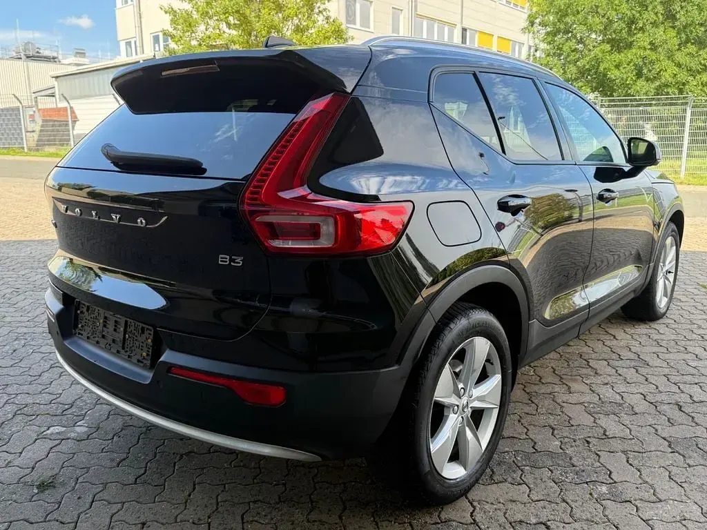 Gebraucht Volvo XC40 Core 163 PS (119 kW) 2023 Schwarz SUV