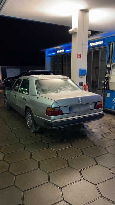 Gebraucht Mercedes E220 150 PS (110 kW) 1992 Silber Limousine