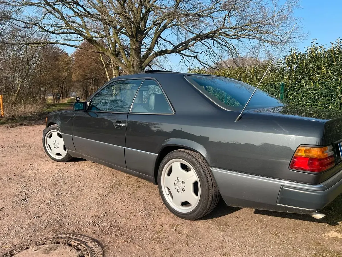 Gebraucht Mercedes 230 132 PS (97 kW) 1993 Schwarz Coupé