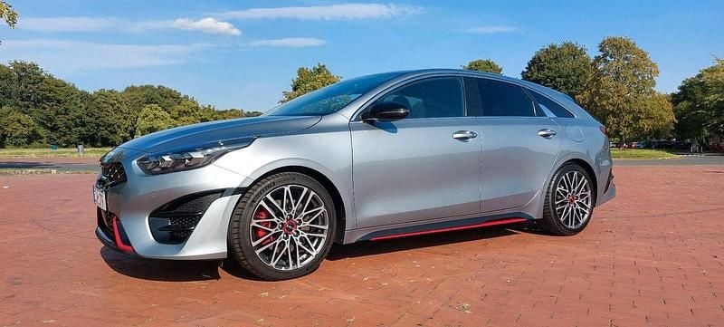Grau Gebraucht 2024 Kia ProCeed GT Kleinwagen | 30.800 € (Fairer Preis) - Bild 1/4