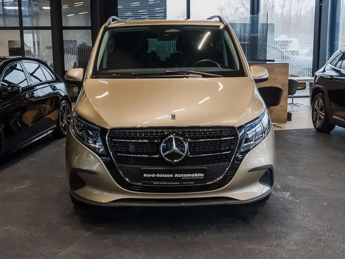 Gebraucht Mercedes V220 Style 163 PS (119 kW) 2024 Kalaharigold met. Van / Kleinbus
