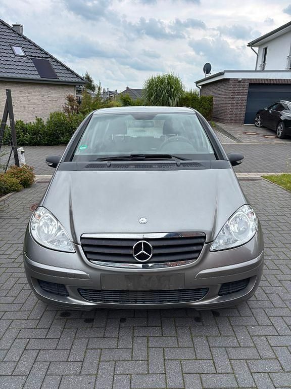 Grau Gebraucht 2006 Mercedes A150 Classic Van / Kleinbus | 1.999 € (Fairer Preis) - Bild 1/4