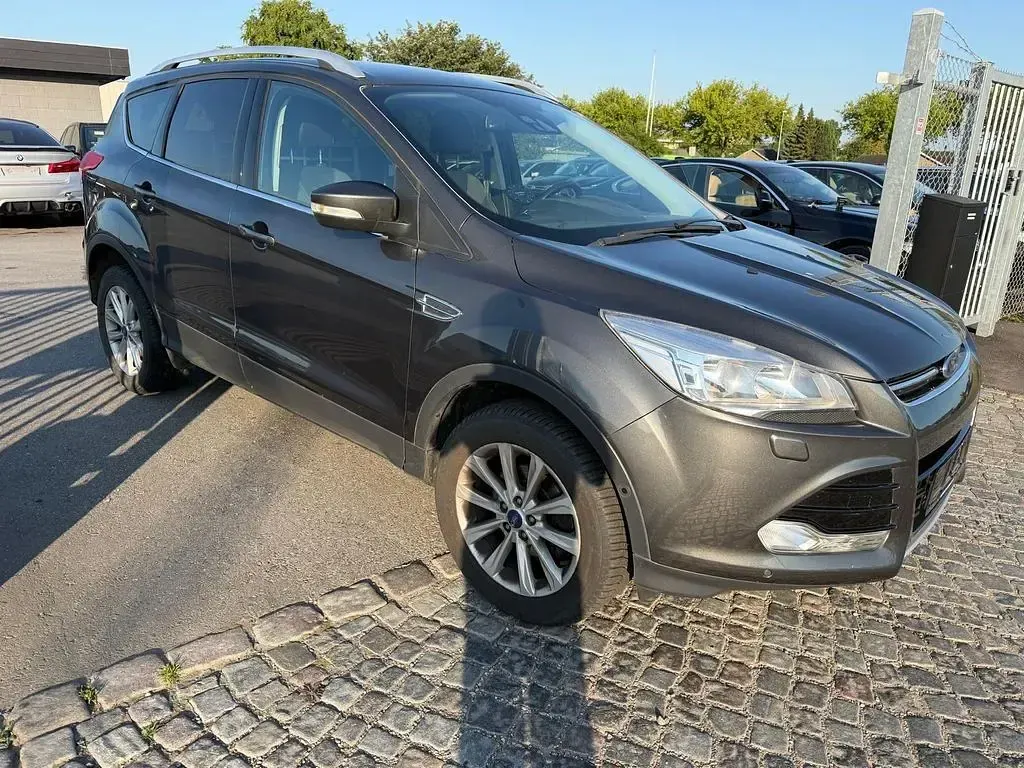 Gebraucht Ford Kuga Titanium 150 PS (110 kW) 2016 Grau SUV