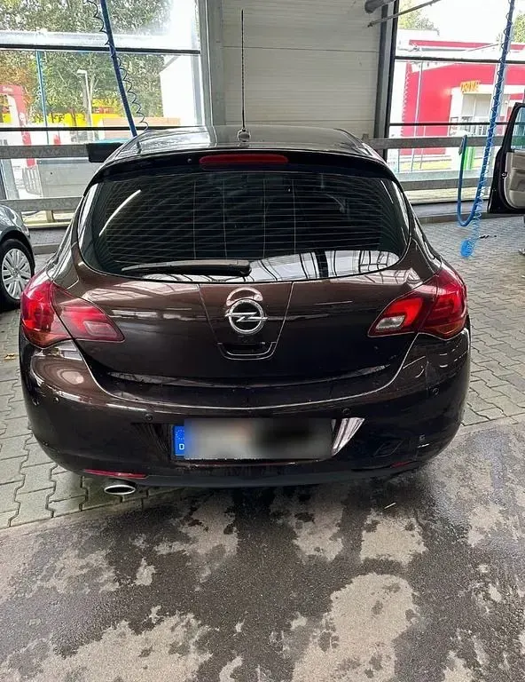 Używany Opel Astra 140 KM (102 kW) 2012 Brązowy Sedan/Limuzyna