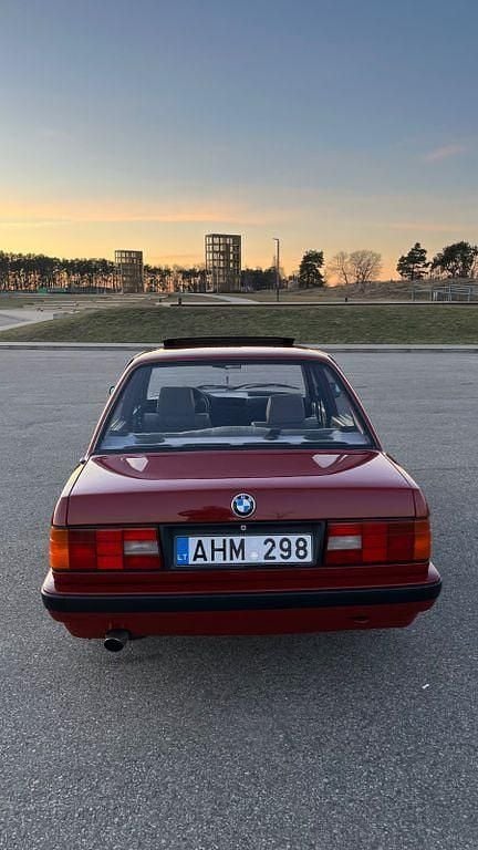 Gebraucht BMW 324 86 PS (63 kW) 1991 Rot Limousine