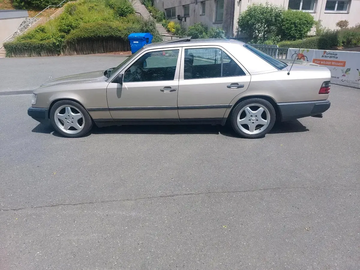 Gebraucht Mercedes E260 160 PS (117 kW) 1988 Beige Limousine