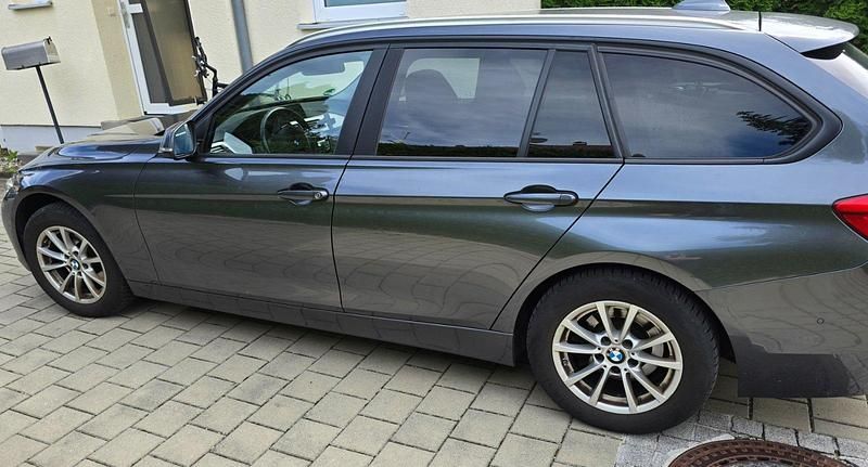 Grau Gebraucht 2018 BMW 318 Sport Line Kombi | 13.000 € (Guter Preis) - Bild 1/4