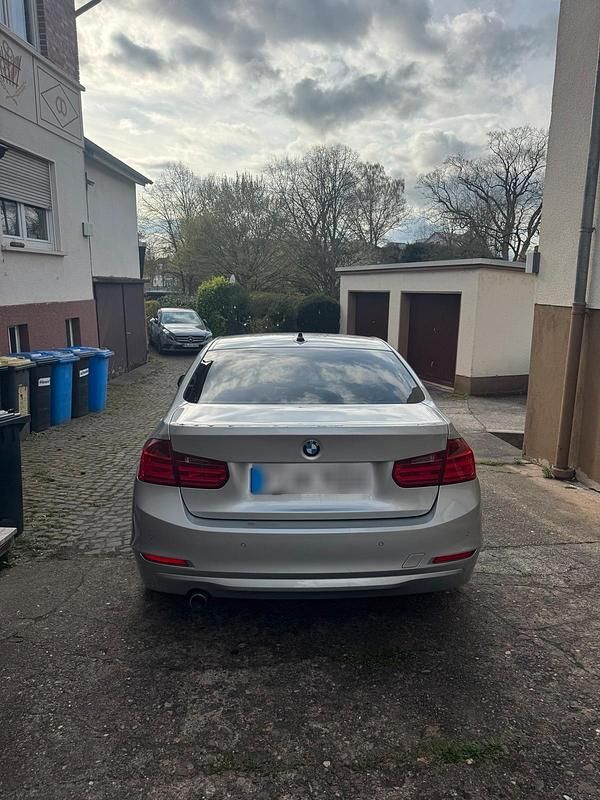 Gebraucht BMW 318 143 PS (105 kW) 2013 Silber Limousine