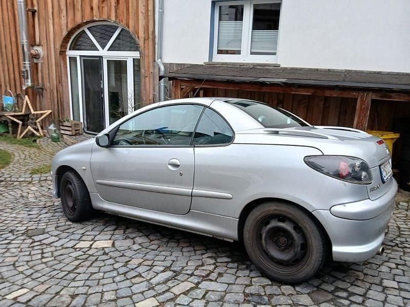 Gebraucht Peugeot 206 CC Tendance 136 PS (100 kW) 2004 Silber Cabrio