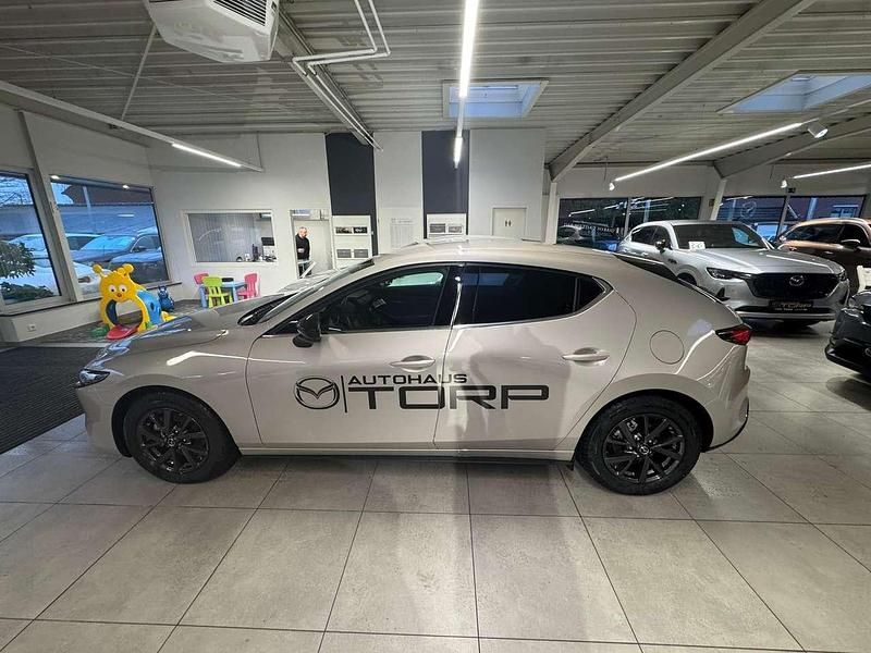 Neu Mazda 3 Nagisa 140 PS (102 kW) 2025 Platinum quartz m Limousine