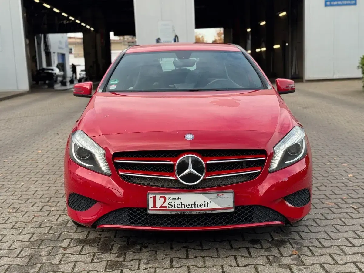Gebraucht Mercedes A180 122 PS (89 kW) 2013 Rot Limousine