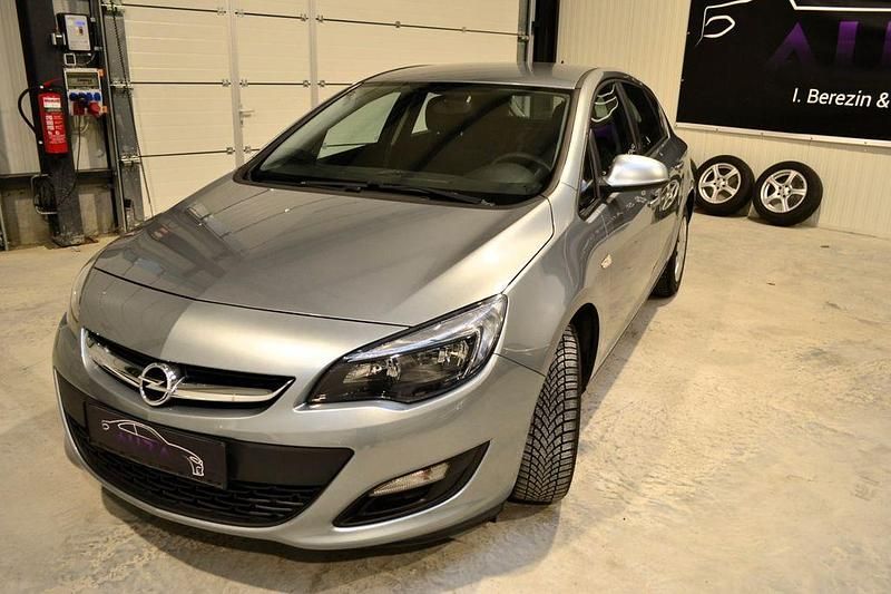 Silbersee/perl silber (m2) Gebraucht 2013 Opel Astra Selection Limousine | 7.500 € (Etwas zu teuer) - Bild 1/4