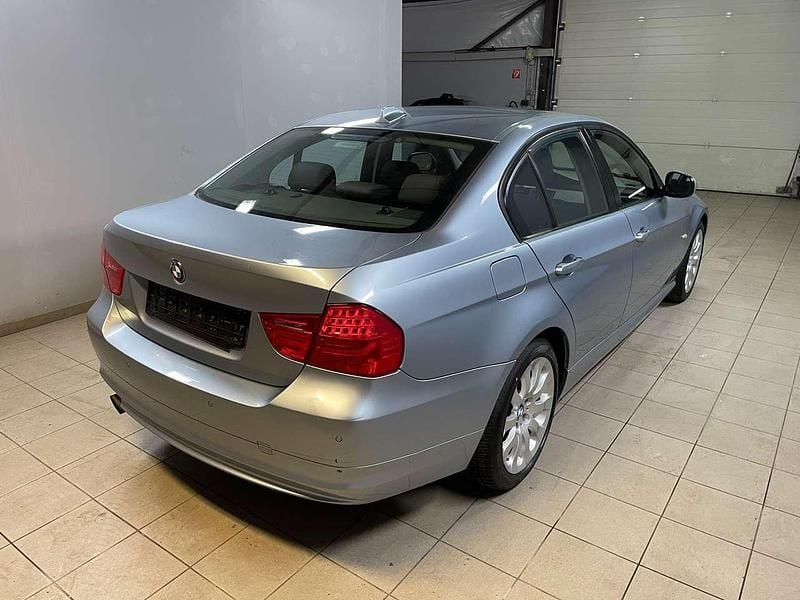 Gebraucht BMW 320 170 PS (125 kW) 2009 Bluewater metallic Limousine