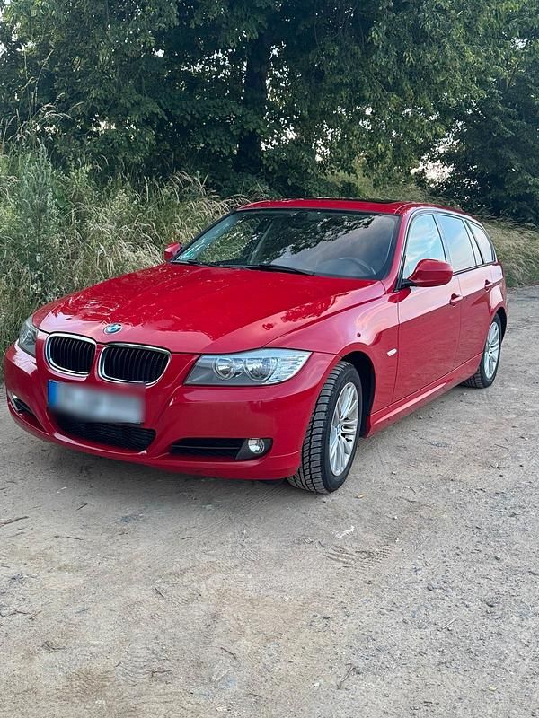 Rot Gebraucht 2011 BMW 320 Kombi | 4.599 € (Guter Preis) - Bild 1/4