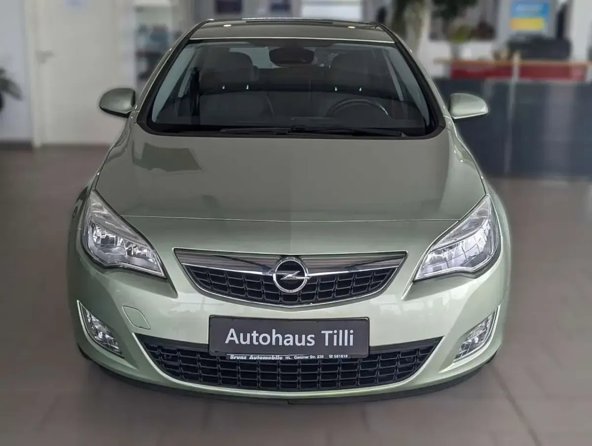 Gebraucht Opel Astra Innovation 101 PS (74 kW) 2011 Grün Limousine