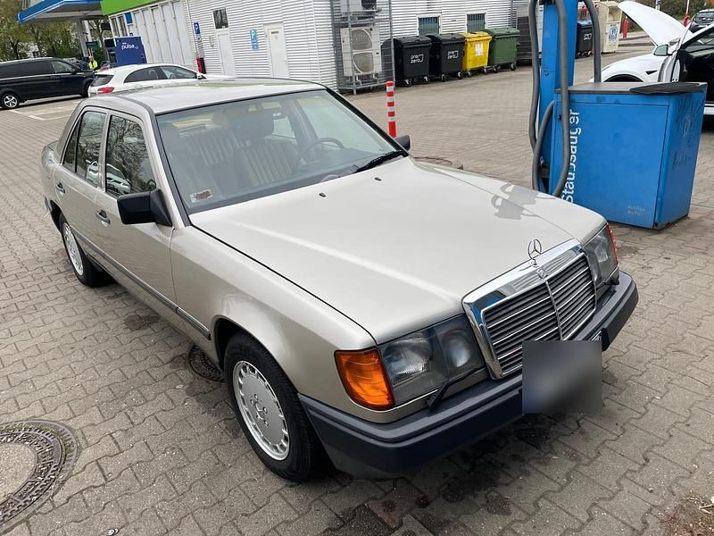 Gebraucht Mercedes 300 143 PS (105 kW) 1987 Gold Limousine