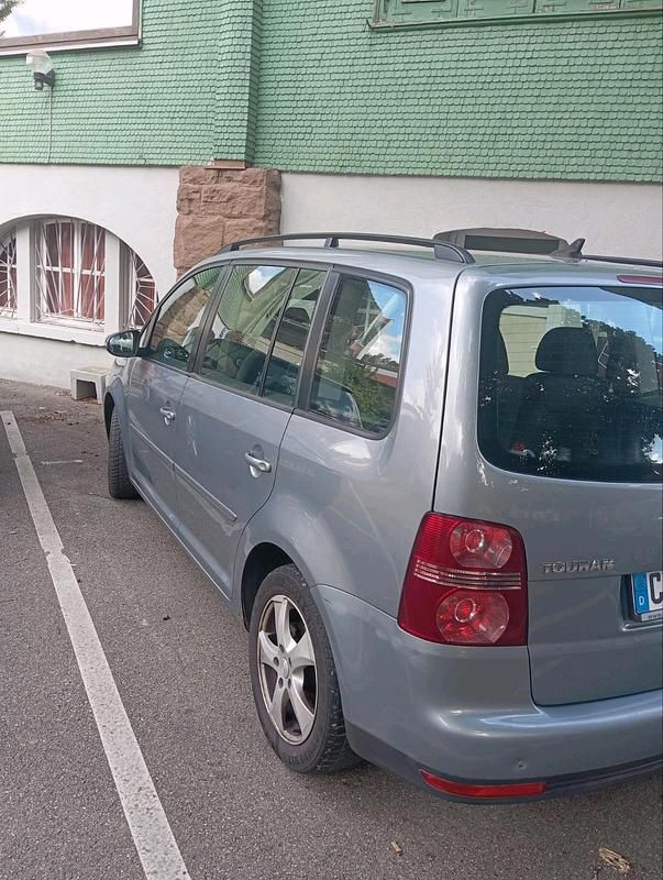 Grau Gebraucht 2010 VW Touran Van / Kleinbus | 5.000 € (Guter Preis) - Bild 1/4