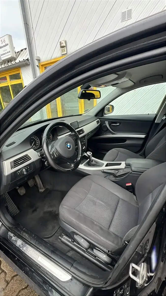Gebraucht BMW 318 147 PS (108 kW) 2010 Schwarz Kombi