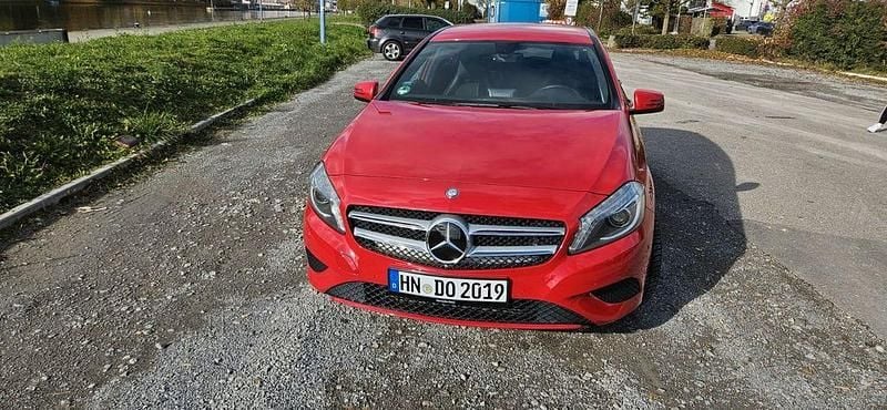 Gebraucht Mercedes A180 Business 122 PS (89 kW) 2015 Rot Limousine